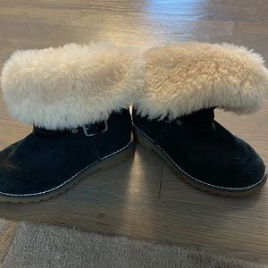 UGGS girl size 13 black Euc